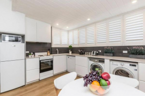 Bondi Beach Spacious Apt, Car Space, AC and Netflix
